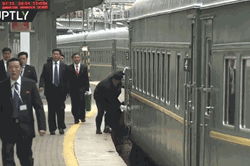 Vệ sĩ chạy theo lau tàu bọc thép để ông Kim Jong-un xuống ga ở Nga