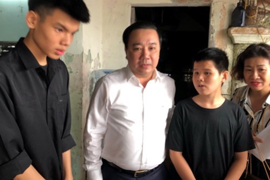 Giám đốc Sở GDĐT Chử Xuân Dũng thăm hai học sinh là con của nữ lao công Lê Thị Thu Hà tử vong do “xe điên”. Ảnh: Theo GDTĐ
