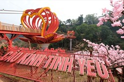 Cận cảnh cây cầu tình yêu bằng kính trong suốt đầu tiên ở Việt Nam