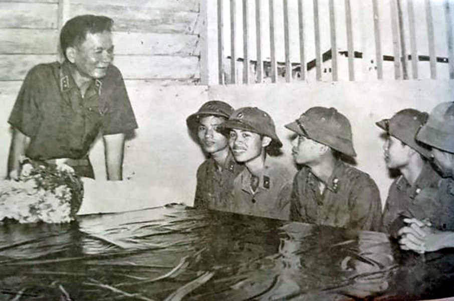 Trung tướng L&ecirc; Đức Anh - Tư lệnh Qu&acirc;n khu 9 - thăm động vi&ecirc;n c&aacute;c chiến sĩ của Tiểu đo&agrave;n tăng - thiết gi&aacute;p, Qu&acirc;n khu 9 th&aacute;ng 5.1976. Ảnh: T.L