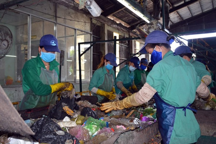 Phân loại rác tại Nhà máy xử lý rác Thành phố Cà Mau