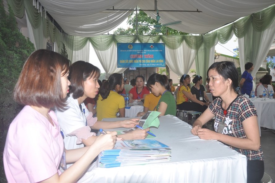 CNLÄ ÄÆ°á»£c khám, tư vấn sức khá»e miá»
n phà ngay tại Lá»
phát Äá»ng Tháng CN 2019 tại Phú Thá». Ảnh: QUẾ CHI