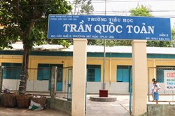 Long Xuyên: Phụ huynh dâm ô với 6 nữ sinh lớp 1 ngay trong lớp học