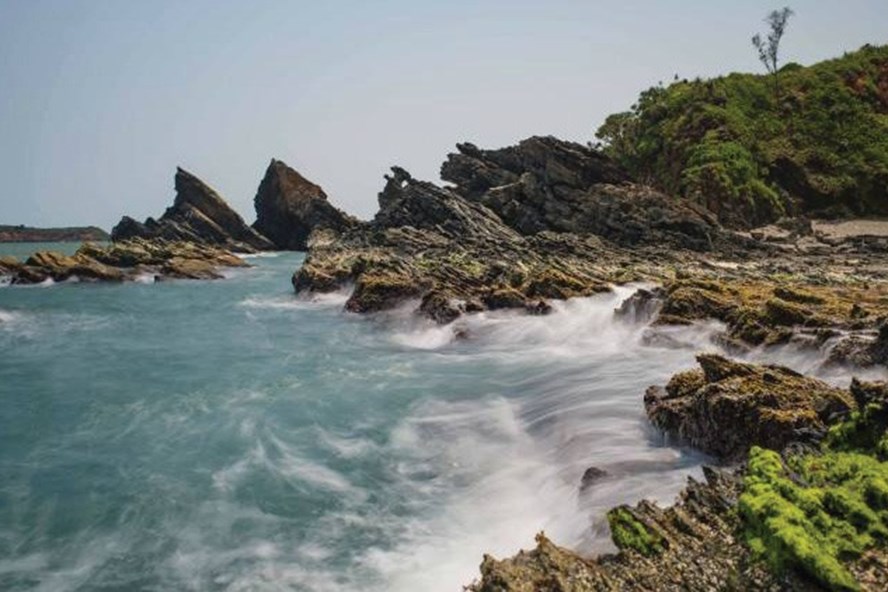 Dãy núi đá đen có tuổi đời hơn 400 năm ở xã đảo Tam Hải, tỉnh Quảng Nam. Ảnh: ĐỖ VẠN