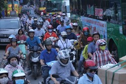 Ngày làm việc cuối cùng trước dịp nghỉ lễ: Bến xe, cửa ngõ đông nghẹt