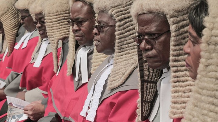 Zimbabwe chi trăm nghìn USD mua tóc giả cho thẩm phán