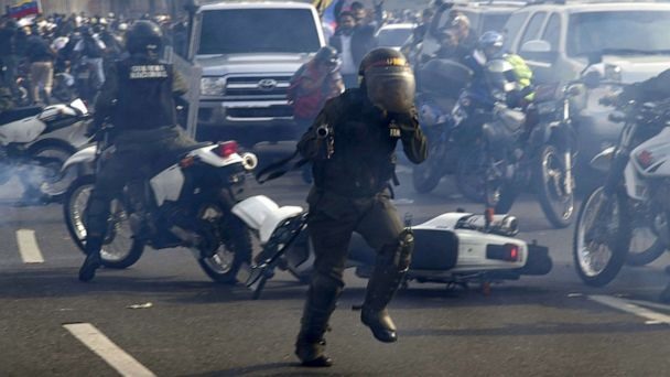 Hình ảnh hỗn loạn ở thủ đô Venezuela hôm 30.4. Ảnh: Getty. 