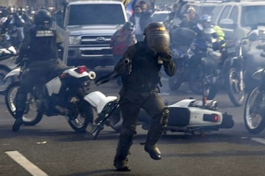 Hình ảnh hỗn loạn ở thủ đô Venezuela hôm 30.4. Ảnh: Getty. 