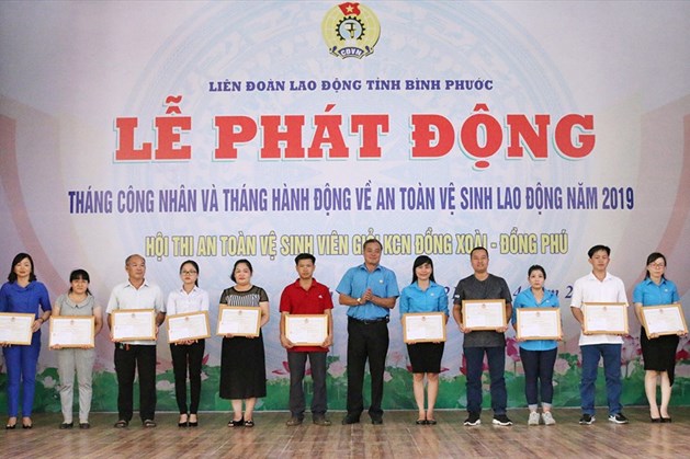 Chủ tịch Liên đoàn Lao động tỉnh Bình Phước Nguyễn Hồng Trà trao bằng khen cho CĐCS có thành tích xuất sắc trong thực hiện công tác ATVSLĐ.