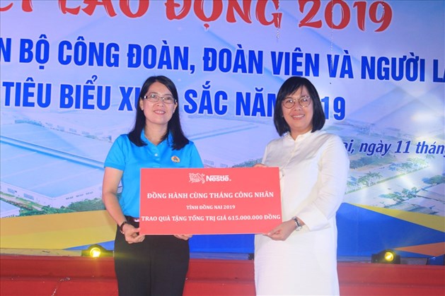 Bà Nguyễn Thị Như Ý - Chủ tịch LĐLĐ tỉnh Đồng Nai nhận biểu trưng quà cho CNLĐ