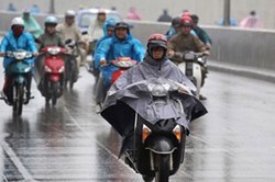 Từ chiều nay, Hà Nội đón mưa dông chấm dứt nắng nóng, nhiệt độ giảm mạnh