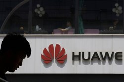 Sau Google, thêm hàng loạt công ty công nghệ Mỹ cấm cửa Huawei