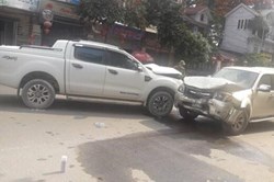 Nghệ An: Ghen tuông, đốt nhà, đâm vợ rồi lao thẳng ô tô vào xe "tình địch"