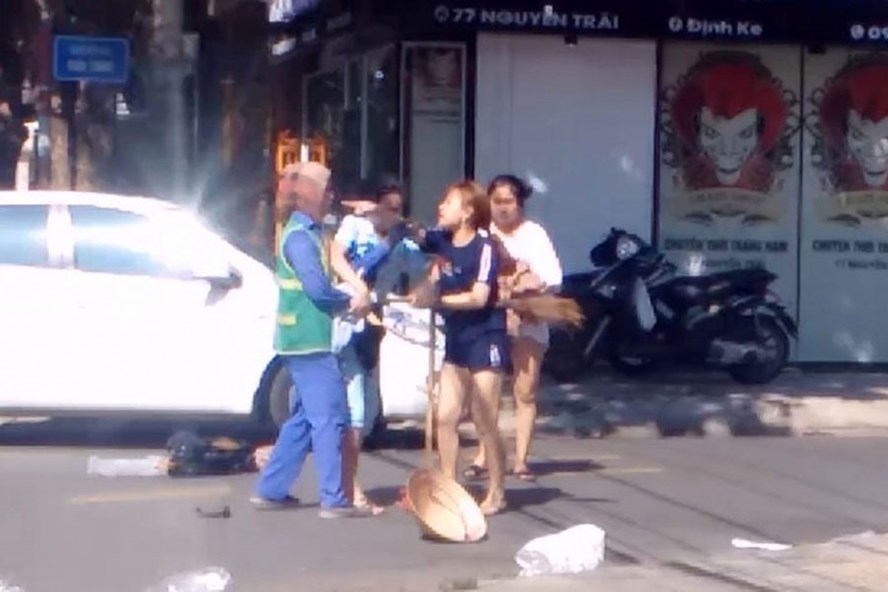 Người lao công bị nữ chủ tiệm bán áo quần hành hung (ảnh cắt từ clip).