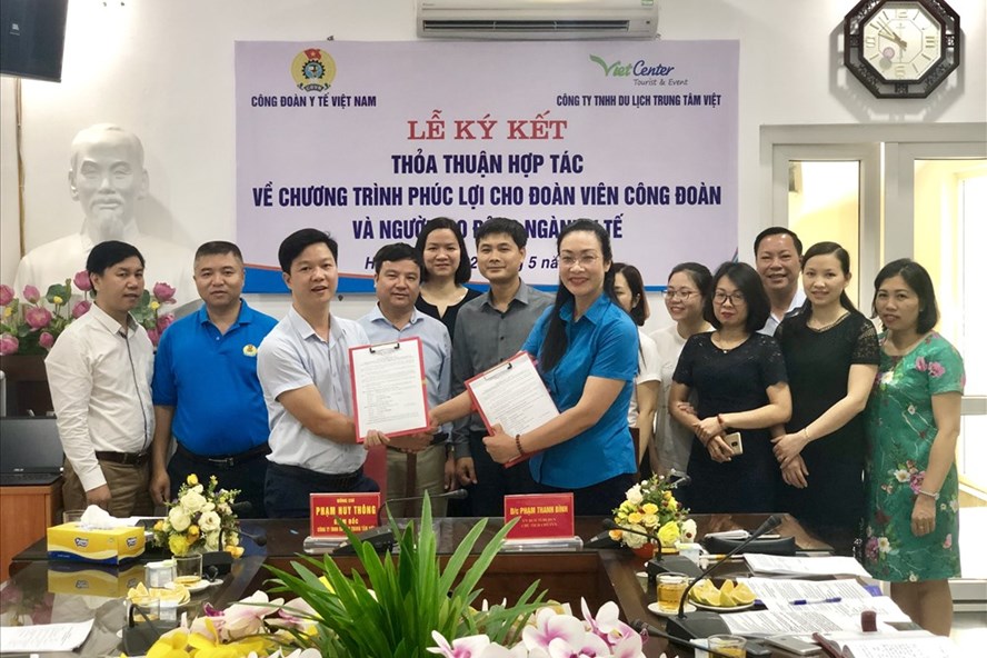 PGS.TS Phạm Thanh Bình - Chá»§ tá»ch CÄ Y tế Viá»t Nam và ông Phạm Huy Thông - Giám Äá»c Viet Center trao bản thoả thuáºn ký kết chương trình phúc lợi Äoà n viên.