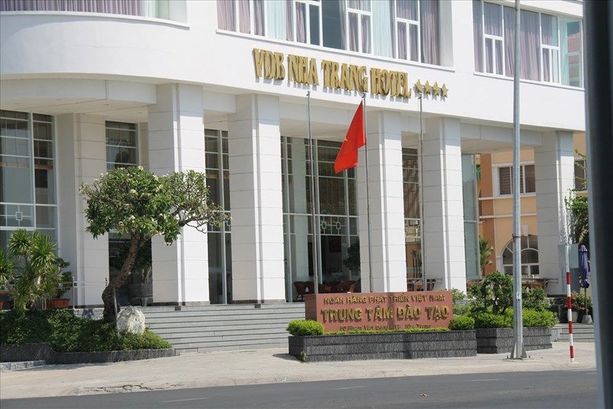 Bên ngoài là Trung tâm đào tạo cán bộ Ngân hàng Phát triển Việt Nam nhưng bên trong 'gắn' khách sạn 4 sao. Ảnh: PV