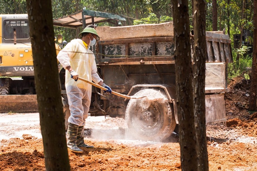 Tiêu độc khử trùng hố chôn và phương tiện vận chuyển sau khi tiêu hủy lợn tại Bắc Giang, nhằm ngăn chặn dịch tả lợn Châu Phi lây lan. Ảnh: Thanh Tùng