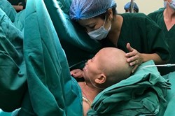 Người mẹ ung thư nhường sự sống cho con: Thều thào hỏi con được mấy cân?