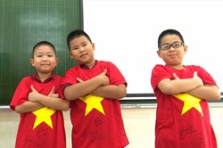 Món quà đặc biệt từ những ngôi sao đội tuyển Việt Nam trong ngày bế giảng