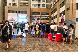 Bất ngờ bị cắt nước, cư dân khu đô thị xếp hàng lấy nước PCCC