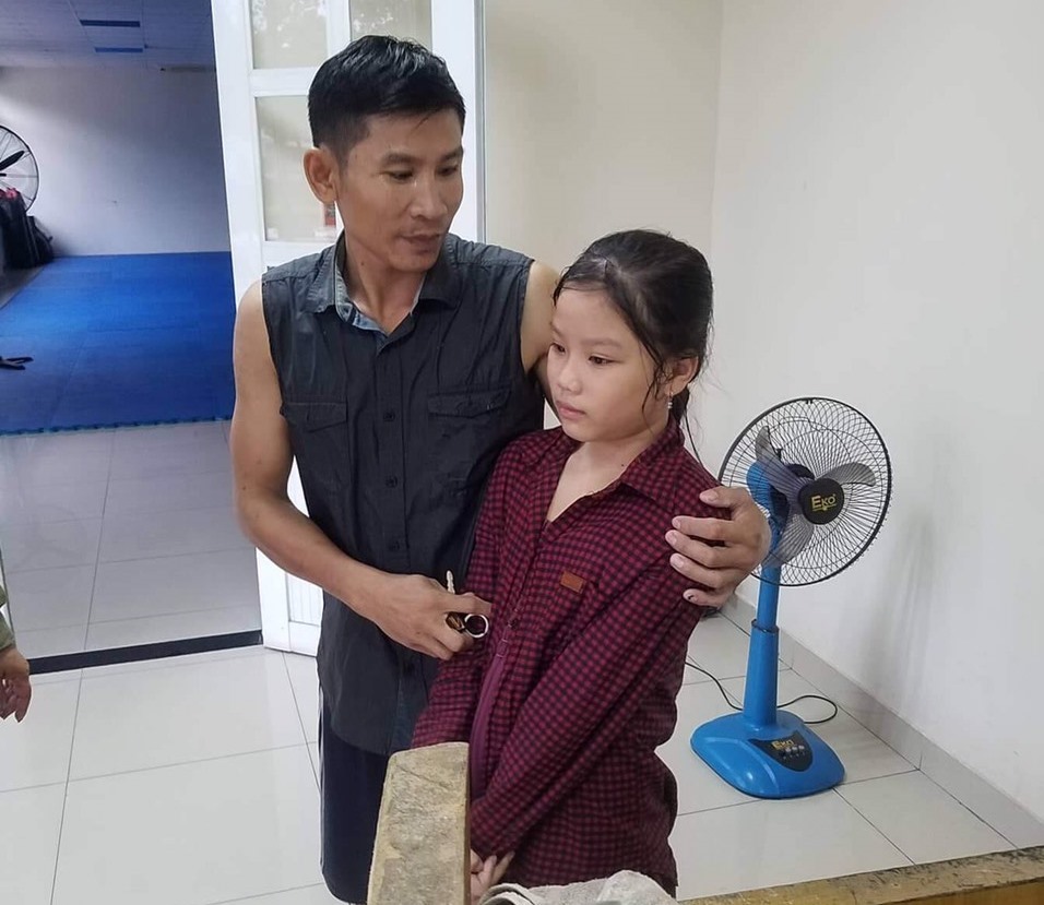 Hai cha con anh Vương Thanh Tùng  bị mắc kẹt trong cống được cứu thoát trong gang tấc. Ảnh: AC.