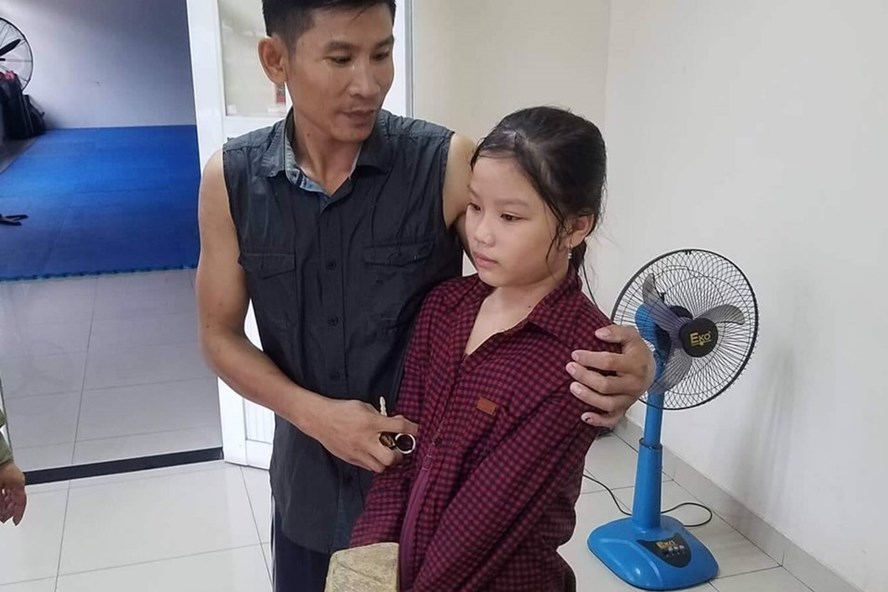 Hai cha con anh Vương Thanh Tùng bị mắc kẹt trong cống được cứu thoát trong gang tấc. Ảnh: AC.