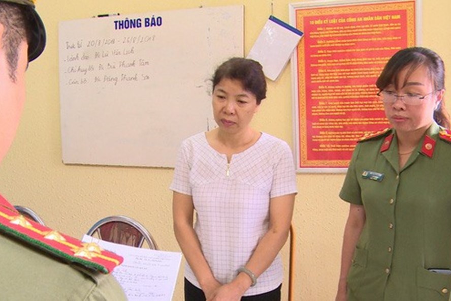 Cán bộ Sở GDĐT Sơn La (áo trắng) bị cơ quan chức năng khởi tố vì liên quan đến vụ gian lận điểm thi ở Sơn La. Ảnh: Công an Sơn La