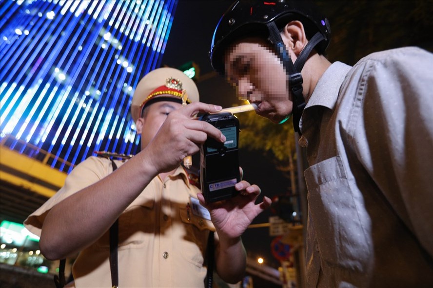 Cảnh sát giao thông Hà Nội kiểm tra nồng độ cồn người điều khiển phương tiện. Ảnh Sơn Tùng