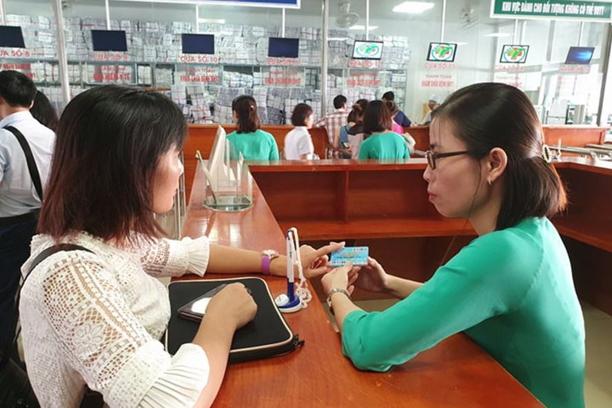 Hướng dẫn người bệnh đăng ký khám-chữa bệnh tại BVĐK TP.Vinh (Nghệ An). Ảnh: TUẤN DŨNG