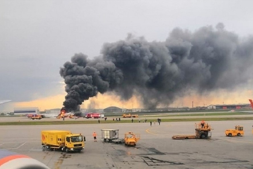 Hiện trường vụ cháy máy bay Nga. Ảnh: Reuters