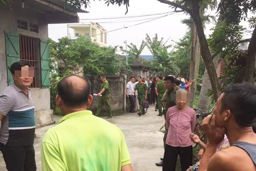 Lá»±c lượng chức nÄng phong tá»a hiá»n trưá»ng Äá» xác minh, là m rõ vụ viá»c. Ảnh: NL.