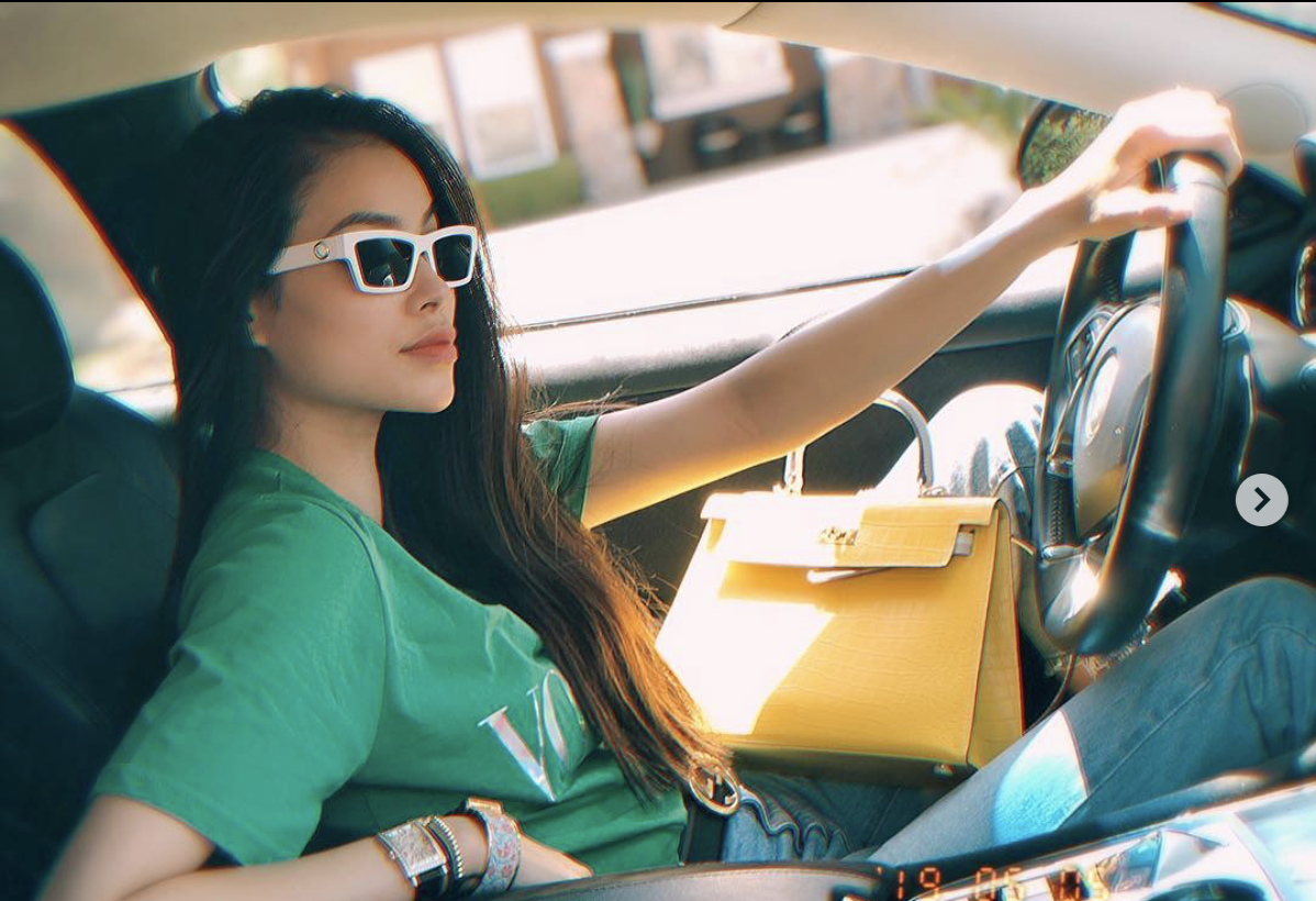 Những bức ảnh chụp cũng t&aacute;o bạo, hở nhiều hơn trước.