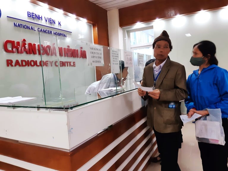 Bệnh nh&acirc;n ung thư điều trị tại BV K T&acirc;n Triều. Ảnh: Th&ugrave;y Linh