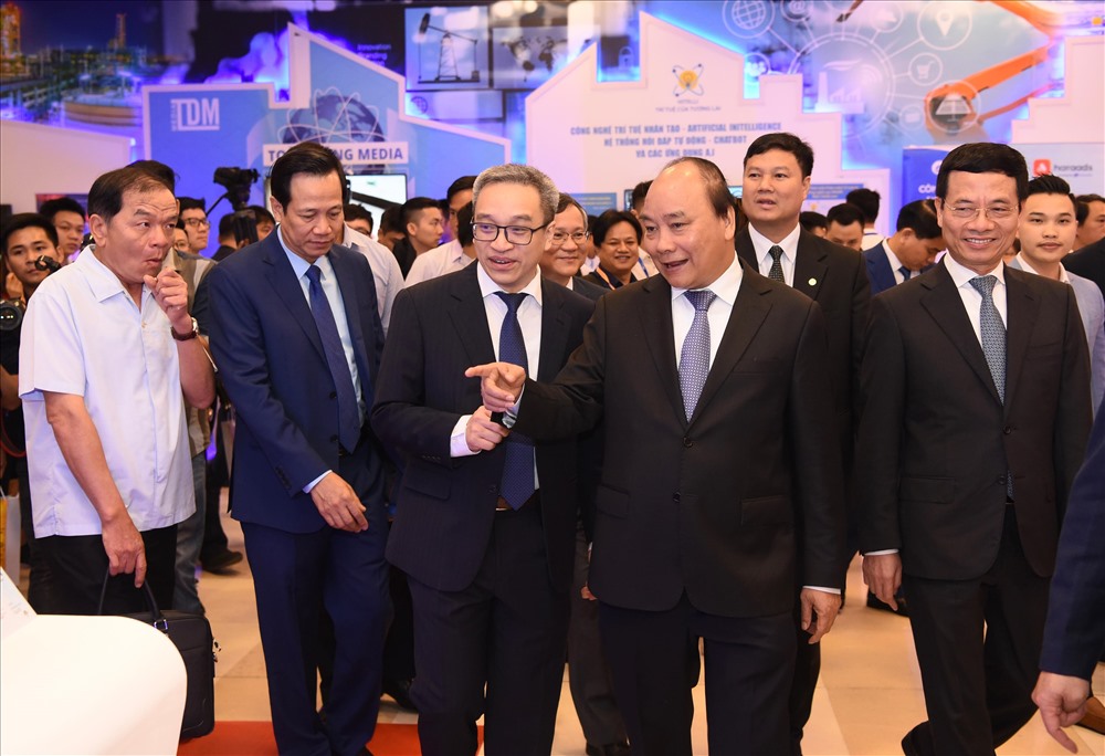Trong khu&ocirc;n khổ Diễn đ&agrave;n Doanh nghiệp C&ocirc;ng nghệ Việt Nam, Thủ tướng Ch&iacute;nh phủ Nguyễn Xu&acirc;n Ph&uacute;c d&agrave;nh nhiều thời gian tham quan c&aacute;c gian h&agrave;ng tại khu trưng b&agrave;y mang t&ecirc;n Bức tường c&ocirc;ng nghệ "Make in Vietnam". Ảnh Sơn T&ugrave;ng
