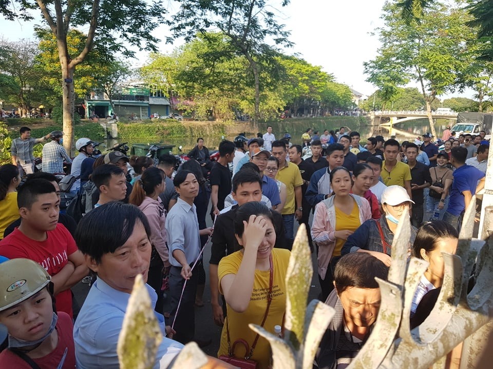 Phụ huynh rồng rắn xếp h&agrave;ng từ 3h s&aacute;ng nhưng vẫn kh&ocirc;ng đăng k&yacute; được v&eacute; ti&ecirc;m chủng vắc-xin dịch vụ. Ảnh: Ph&uacute;c Đạt.