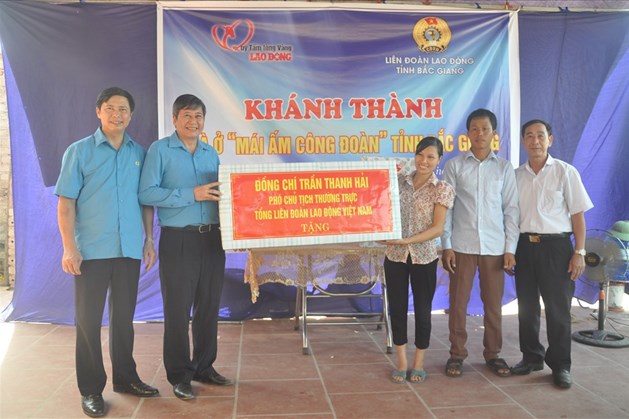 Äá»ng chà Trần Thanh Hải, Phó Chá»§ tá»ch Thưá»ng trá»±c Tá»ng LÄLÄVN trao quà cho chá» Dương Phương Liên. Ảnh: Quế Chi