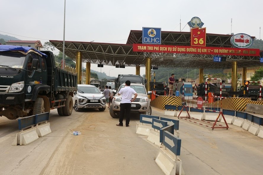 Một số lái xe chặn trạm thu phí BOT Hòa Lạc - Hòa Bình gây ùn tắc và mất an ninh trật tự. Ảnh chụp ngày 11.6.2019
