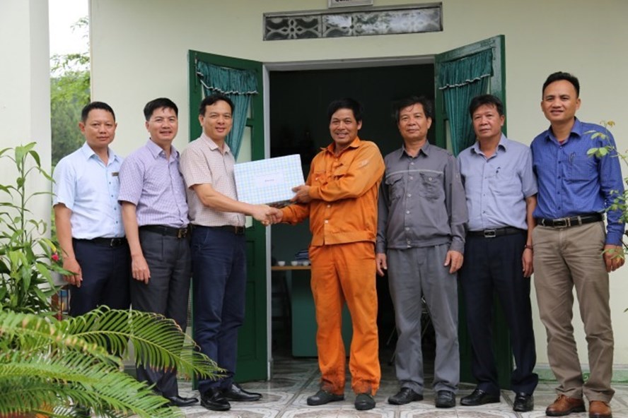 Trong Tháng công nhân Cty CP than Hà Tu Äã thÄm và tặng quà các ÄÆ¡n vá» sản xuất tiêu biá»u. Ảnh: TKV