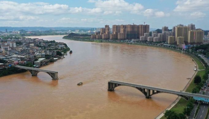 Hai nhịp cầu ở giữa s&ocirc;ng bị sập s&aacute;ng 14.6 ở Trung Quốc. Ảnh: Reuters.