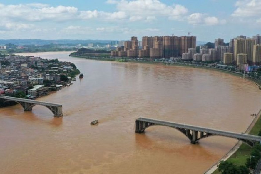 Hai nhịp cầu ở giữa sông bị sập sáng 14.6 ở Trung Quốc. Ảnh: Reuters.