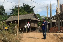 Thí sinh đi tìm bò quên giờ thi, giáo viên vượt suối đến “ứng cứu”