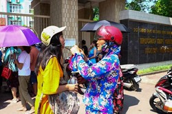 Lo con ngủ quên bị muộn thi THPT quốc gia, phụ huynh không dám chợp mắt