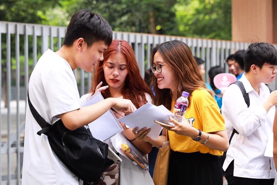 Thí sinh thở phào nhẹ nhõm sau khi kết thúc ngày thi đầu tiên của kỳ thi THPT quốc gia 2019. Ảnh: Hải Nguyễn