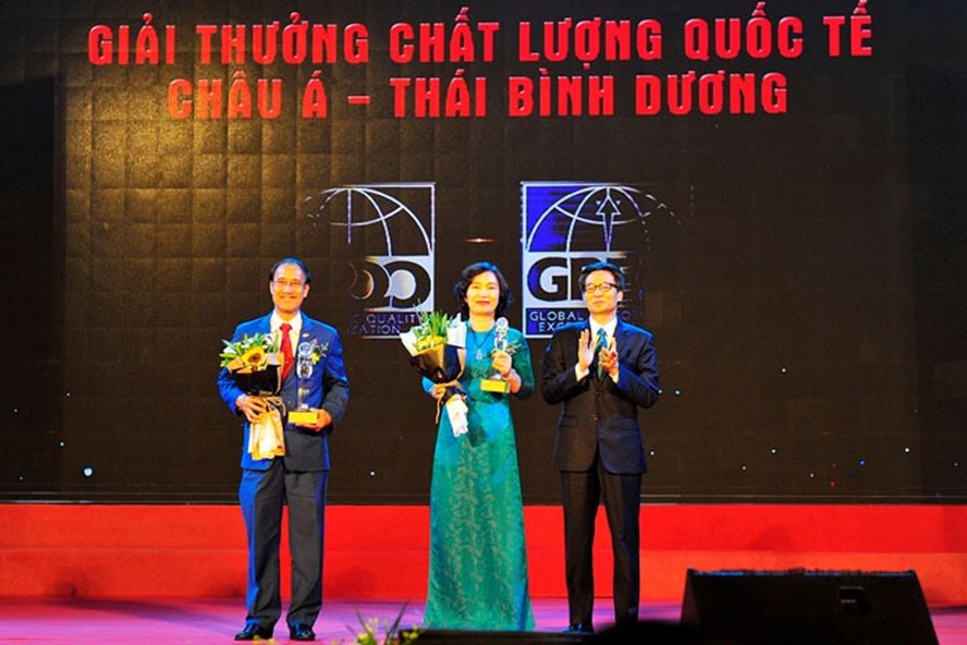 Phó Thủ tướng Vũ Đức Đam trao Giải thưởng Chất lượng Quốc tế Châu Á - Thái Bình Dương cho đại diện VietinBank. Ảnh VietinBank