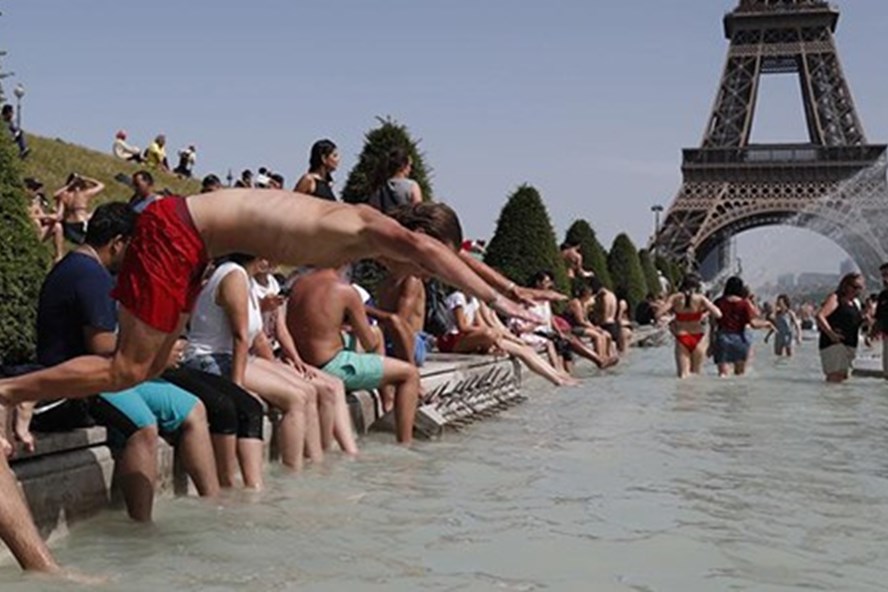Một thanh niên nhảy xuống Đài phun nước Trocadero ở Paris hôm 28.6. Ảnh: AFP.