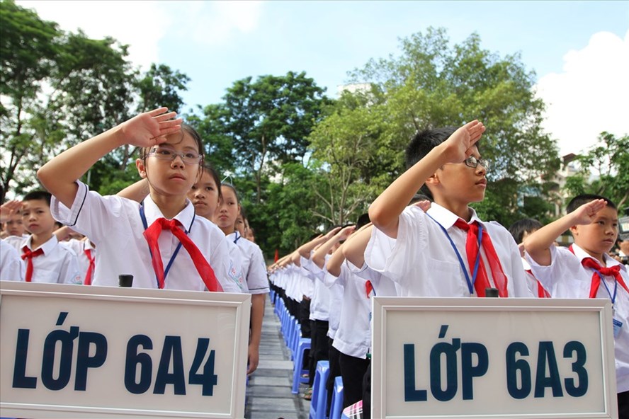 Nhiều phụ huynh đang "cân não" tìm trường cho con vào lớp 6. Ảnh minh hoạ: Hải Nguyễn
