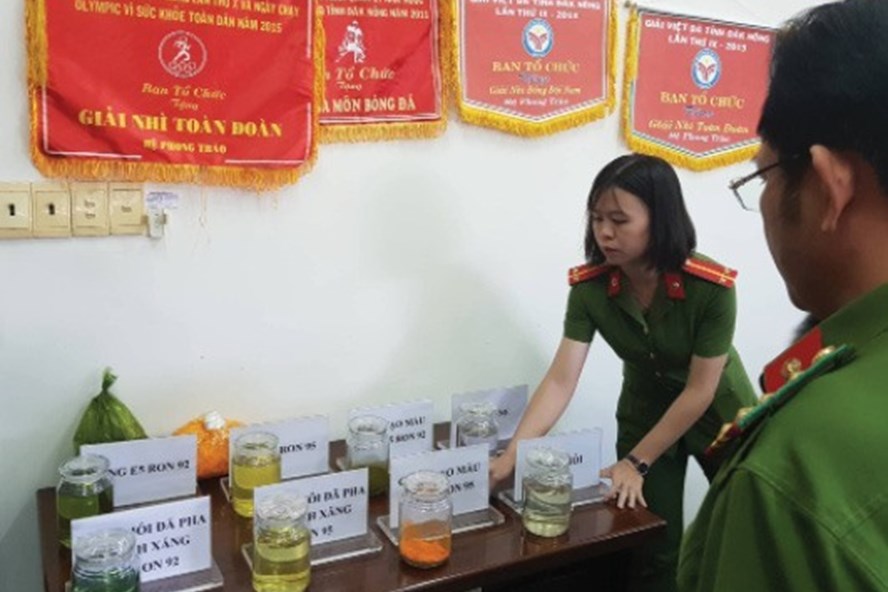 Công an tỉnh Đắk Nông tổ chức họp báo ngày 6.5 cung cấp thông tin ban đầu về đường dây xăng giả vừa bị triệt phá. Ảnh: Hữu Long.