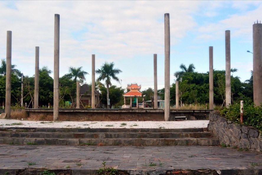 Nhiều hạng mục tại Công viên Trần Huỳnh còn dở dang. Ảnh Nhật Hồ.