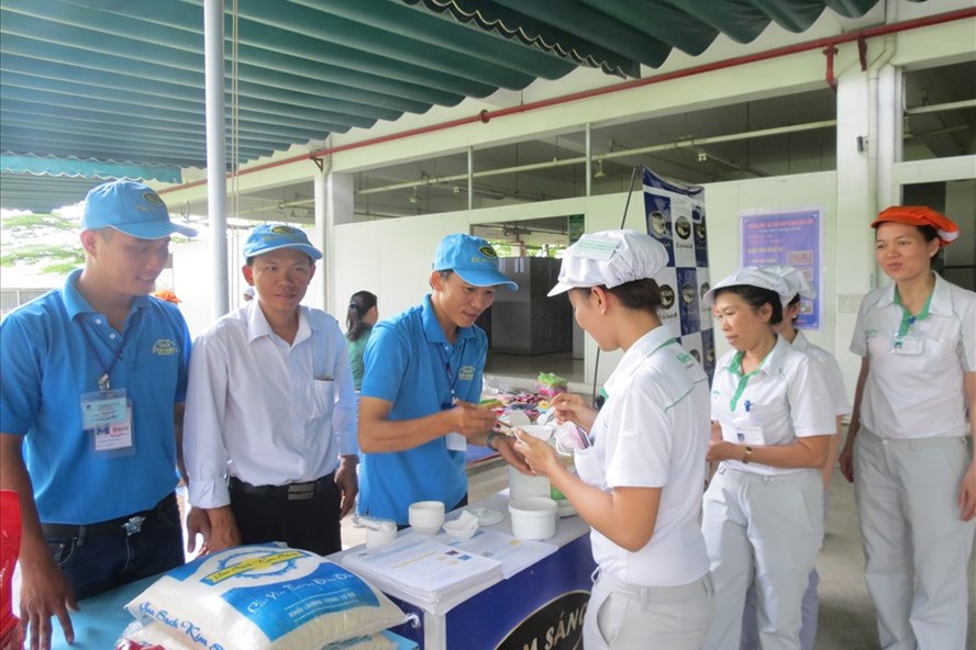Nhân viên Cty cổ phần sản xuất nông sản Kim Sáng cung cấp sản phẩm cho đoàn viên, người lao động dùng thử. Ảnh: T.T