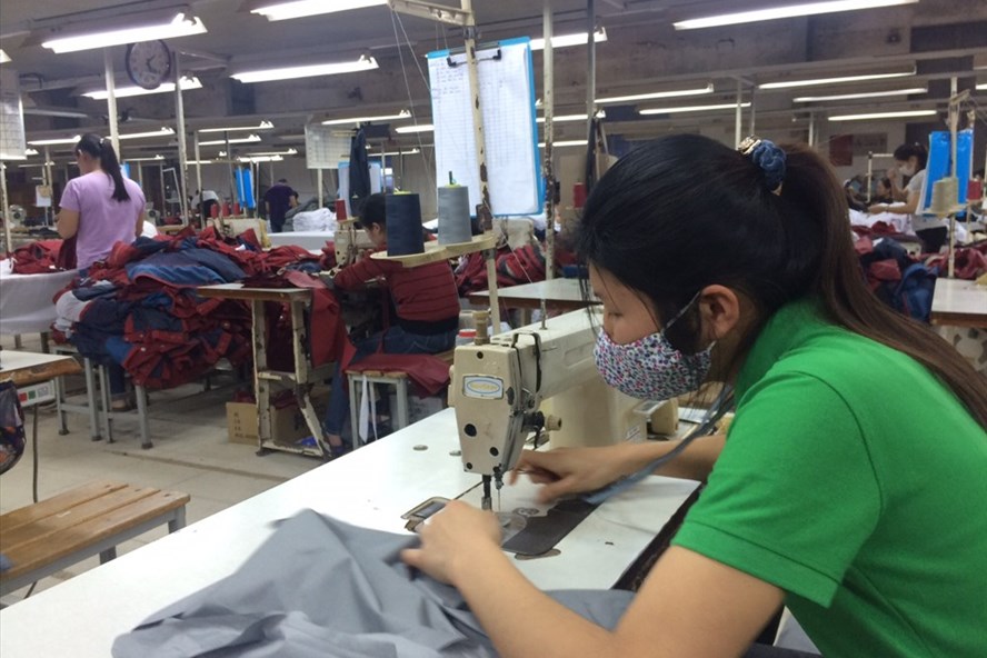 Cùng vá»i lương thấp, nhiá»u CN trong ngành may còn bá» nguy cÆ¡ trừ vào nhiá»u khoản tiá»n lương nếu há» vi phạm. Anh minh há»a.